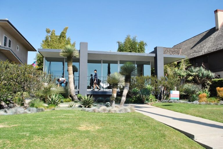 IN PICTURES: Mid-Century Modern Home Tour Features Nine Architectural ...