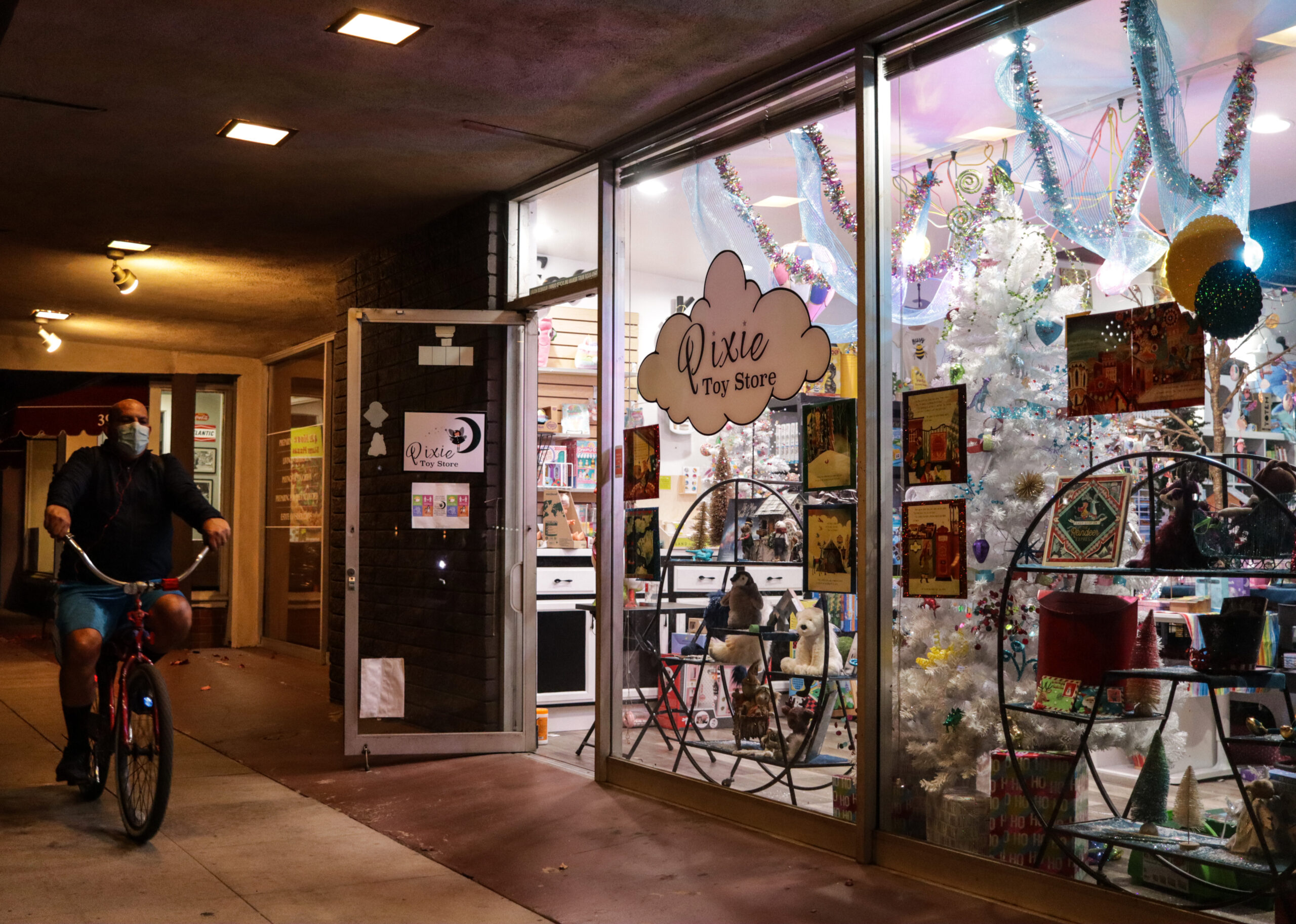 IN PICTURES: Holiday window contest lifts spirits and pays the rent • the Hi-lo - Vimarsana News