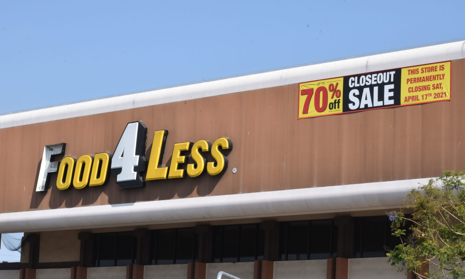 Residents buy last batch of groceries at closing Food 4 Less in North