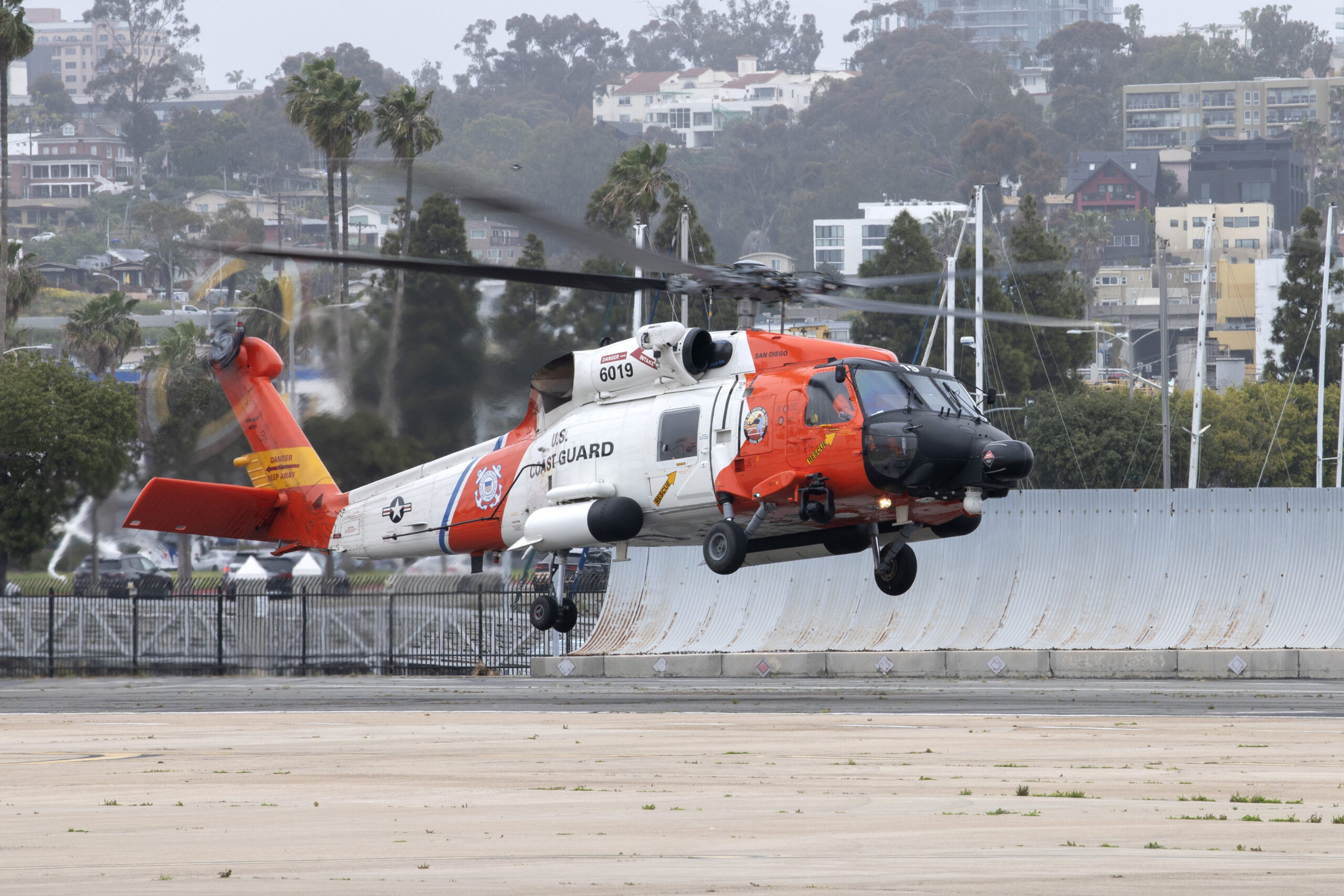 Powerboat Vanishes In Dense Fog: Coast Guard Search - opa7c34