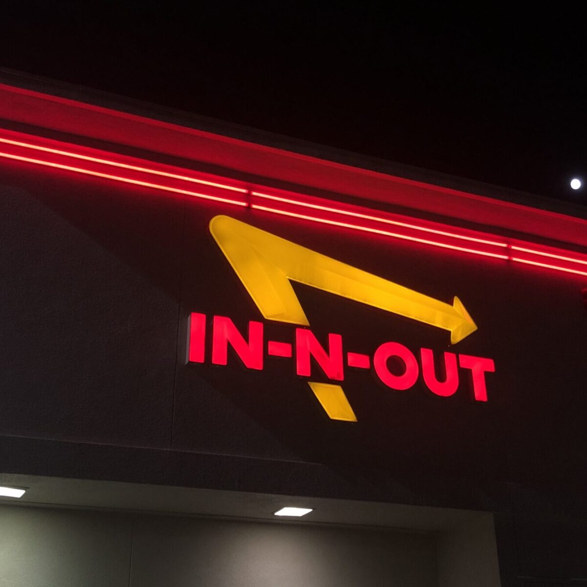 Former In-N-Out employee sues, alleging he was discriminated against because of his hairstyle