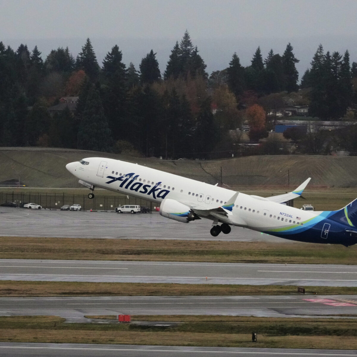 Alaska Airlines resumes daily flights between Long Beach and Seattle after 17 years